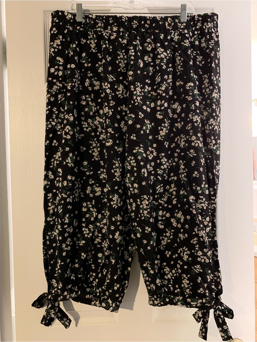 Black Floral Tie-Hem Capris